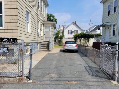 67 Winsor St, New Bedford MA 02744-1843 exterior