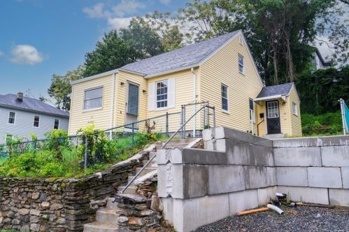 17 Ives St, Worcester MA  01603-2614 exterior