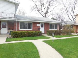 7040 Carol Ave, Niles IL  60714-2149 exterior