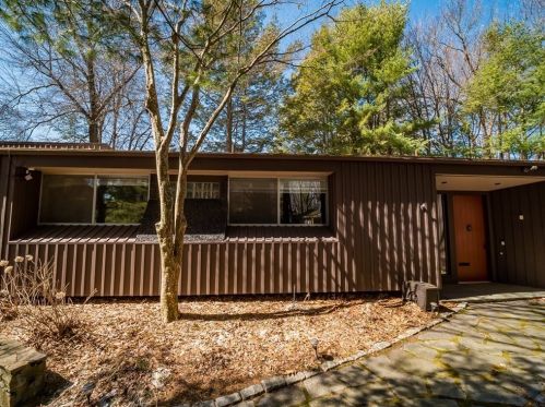 1 Waring Cir, Worcester, MA 01609-1128