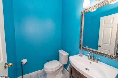 8 Jenny Ln, Wantage NJ  07461-4550 exterior