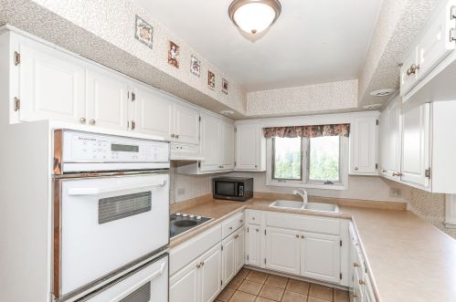 8738 Bruce Dr, Niles IL 60714-2344 exterior