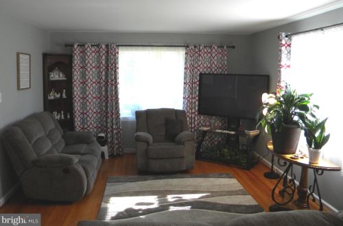 60 Holly Dr, West Deptford NJ  08096-3317 exterior