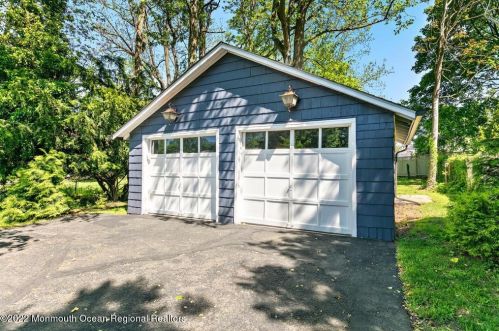 182 Pinckney Rd, Little Silver NJ 07739-1015 exterior