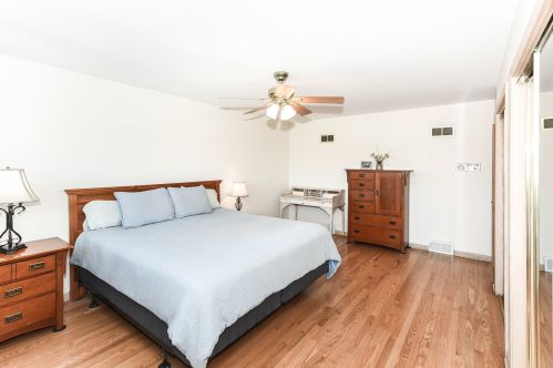 8738 Bruce Dr, Niles IL 60714-2344 exterior