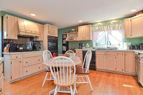 208 Cherry St, Newton MA 02465-1246 exterior