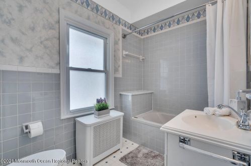 39 Brown Pl, Tinton Falls NJ  07701-2206 exterior