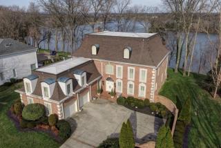 212 Woodlake Dr, Gallatin, TN 37066-4420