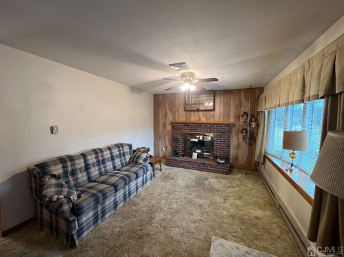 8 Abrams Rd, Milford, NJ 08848-1518