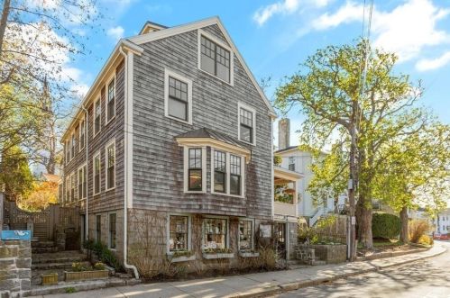 32 Main St, Rockport, MA 01966-1532