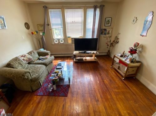 13 Magnolia St, Belleville, NJ 07109-1109