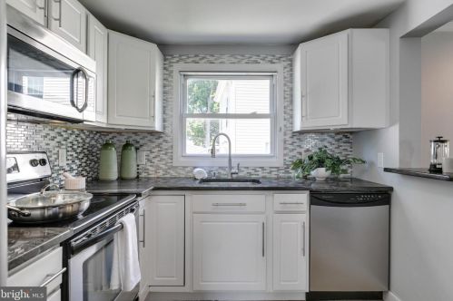 301 Lincoln Ave, West Deptford NJ  08066-1132 exterior