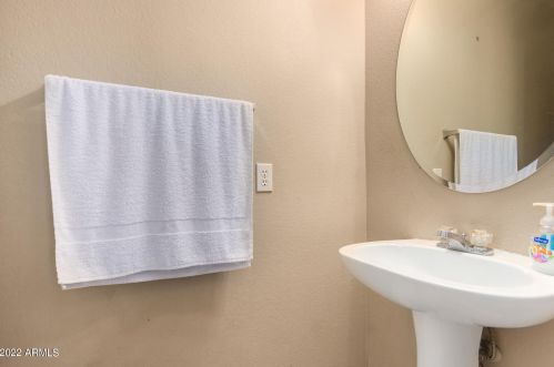 1102 Behrend Dr, Phoenix AZ 85050-3992 exterior