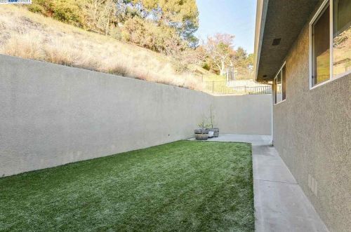 1476 Regent Dr, San Leandro CA 94577-5323 exterior