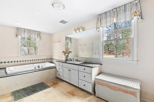 59 Crestview Rd, Milton MA 02186-3648 exterior