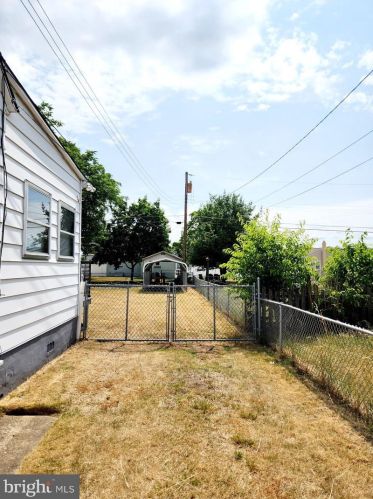 325 Billings Ave, West Deptford NJ 08066-1157 exterior