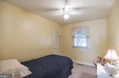 335 May Ave, West Deptford NJ 08096-1166 exterior