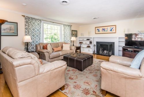 11 Hewitt Cir, Needham, MA 02494-2440
