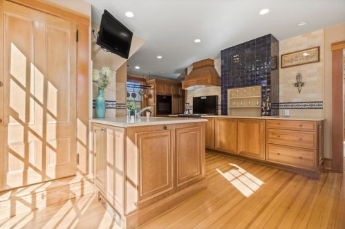 550 Beacon St, Newton MA 02459-2024 exterior