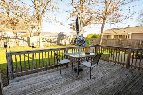 81 Cherry Tree Ln, New Bedford MA 02740-1826 exterior