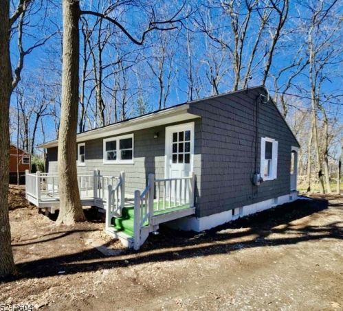 8 Evergreen Rd, Wantage NJ  exterior