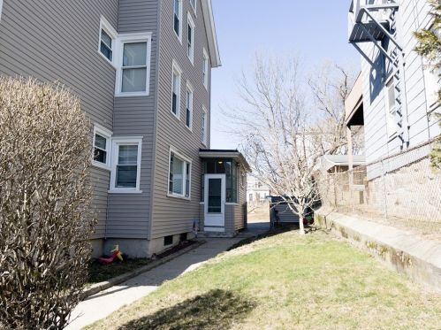 296 Hamlet St, Fall River MA 02724-3340 exterior