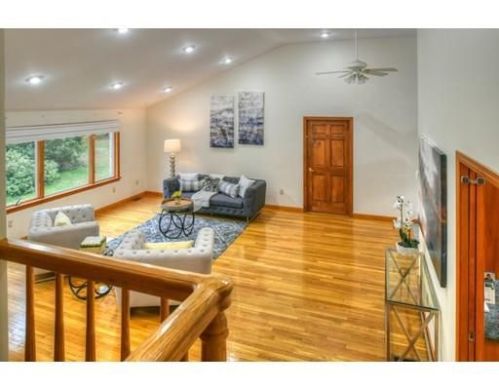 6 Country Club Dr, Lynnfield, MA 01940-2605