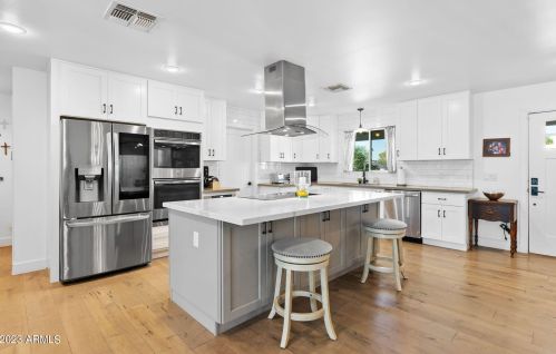 5201 34th St, Phoenix AZ  85018-1440 exterior