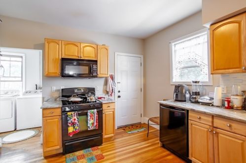 33 Glendale Ave, Everett MA 02149-4102 exterior