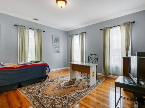 6 Rowe St, Newton MA 02466-1596 exterior