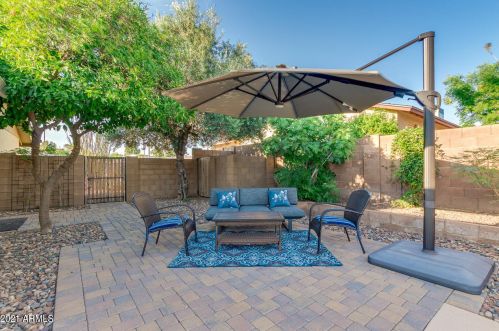 725 Country Gables Dr, Phoenix AZ 85053-4528 exterior