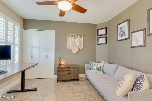 725 Country Gables Dr, Phoenix AZ 85053-4528 exterior