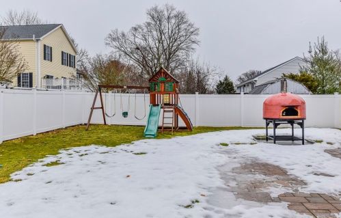 51 Hastings Rd, Dedham MA 02026-5407 exterior