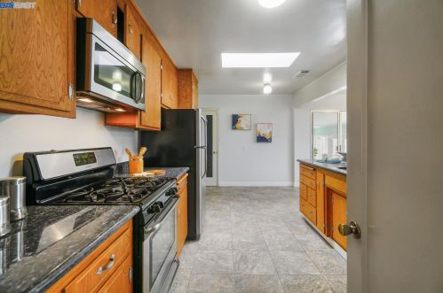 2165 Bradhoff Ave, San Leandro CA 94577-6119 exterior