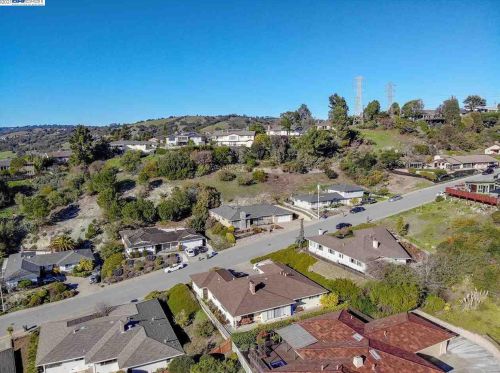 1476 Regent Dr, San Leandro CA 94577-5323 exterior