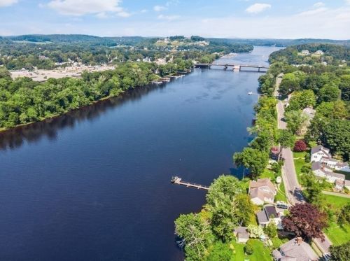 379 Main St, Groveland MA 01834-1428 exterior