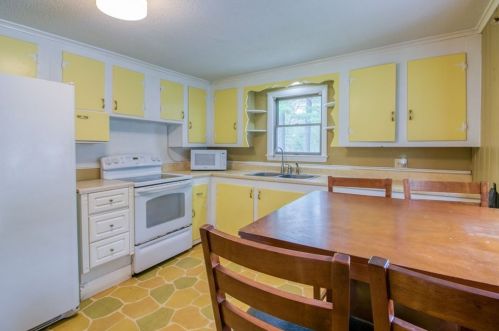 434 East St, South Hadley MA 01075-2118 exterior