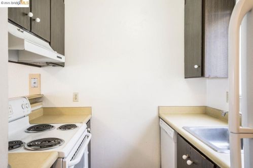 300 Warren Ave, San Leandro CA 94577-5063 exterior