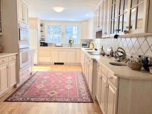 32 Old Farm Rd, Dedham MA 02026-4115 exterior