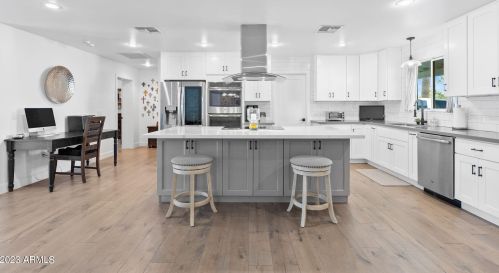 5201 34th St, Phoenix AZ  85018-1440 exterior