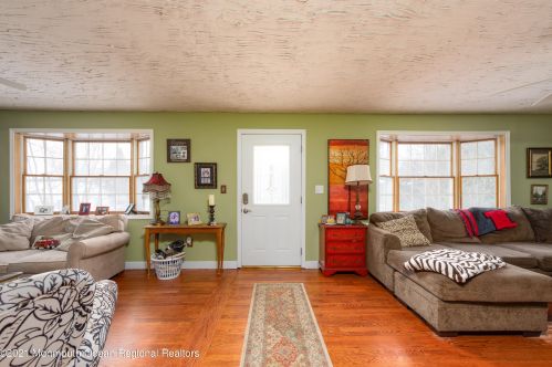 41 Salem Ln, Little Silver NJ 07739-1038 exterior