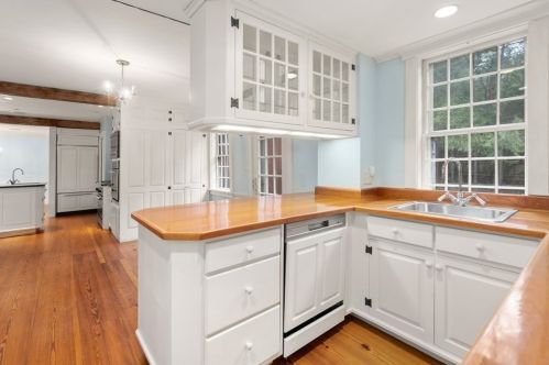 2 Brookshire Rd, Worcester MA 01609-1251 exterior