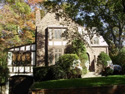 25 Burnside Rd, Newton, MA 02461-1401