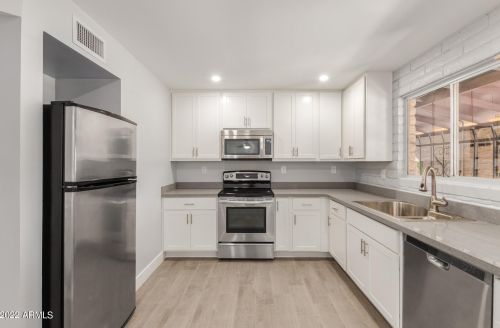 6737 16th St, Phoenix, AZ 85016-1056