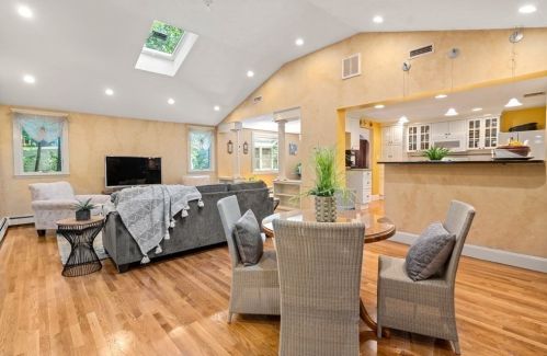 684 Dedham St, Newton, MA 02459-2937