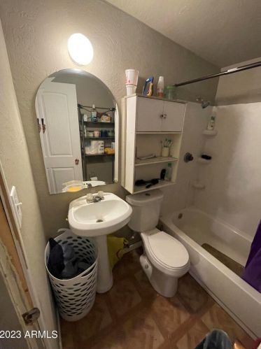 6408 Clarendon Ave, Phoenix AZ 85031-3142 exterior