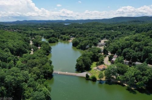 364 Skyline Lk Dr, Skyline Lakes NJ 07456-1943 exterior