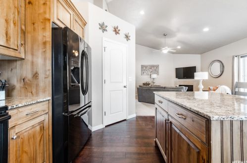 733 Clb Oaks Dr, Sandy UT 84070 exterior