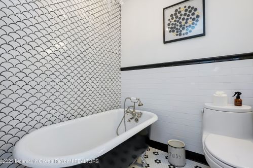 900 Roseld Ave, Tinton Falls NJ  07712-4154 exterior