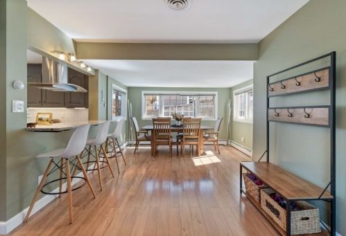 940 Randolph Ave, Milton MA 02186-4030 exterior